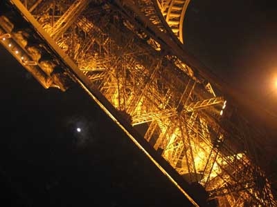 Pied de tour Eiffel nuit 1